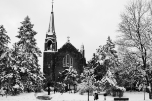 Leglise sous la neige