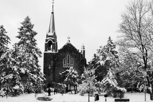 Leglise sous la neige by Sara Teinturier   Photographie