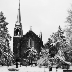 Leglise sous la neige